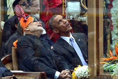 بالفيديو والصور ..  أوباما يمضغ العلكة ويسحبها من فمه في حضور رئيس وزراء الهند!