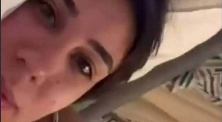 إيقاف مضيفة طيران عن العمل وإحالتها للتحقيق عقب فيديو مسيء