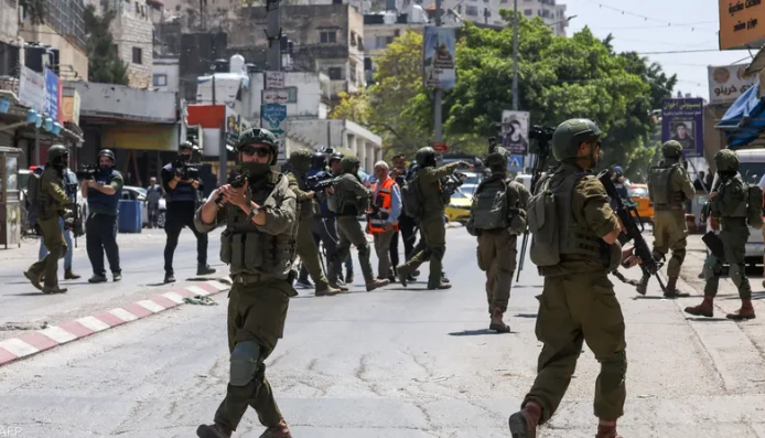 اعتقالات واقتحامات واسعة في الضفة والقدس