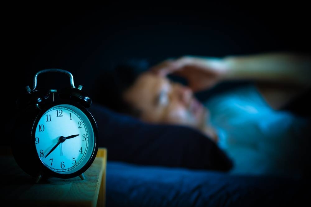 تعاني من القلق واضطراب في النوم بعد رمضان؟ ..  إليك 6 نصائح لإعادة ضبط ساعة جسمك البيولوجية