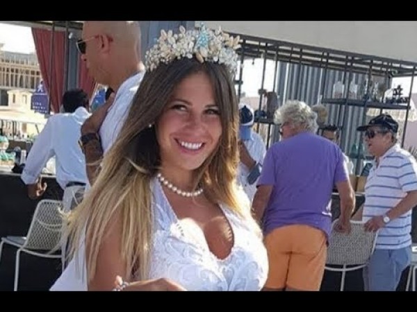 بالصور ..  منة حسين فهمي تنشر صور جديدة من حفل زفافها