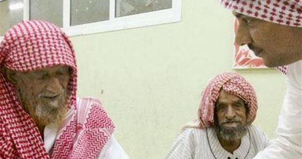سعودي ​عمره أكثر من ​100 عام ​يتعلم اللغة الإنكليزية​ ​