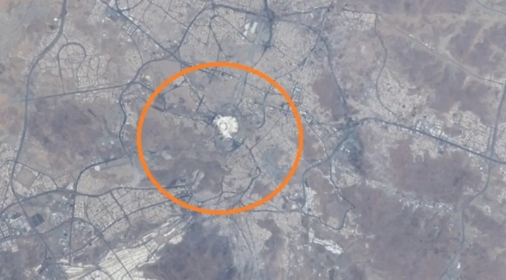 صورة من الفضاء ..  شاهد المسجد الحرام وخيام الحجاج في منى