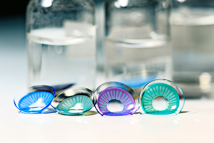 تحذير من ارتداء عدسات لاصقة ملونة دون إشراف طبي