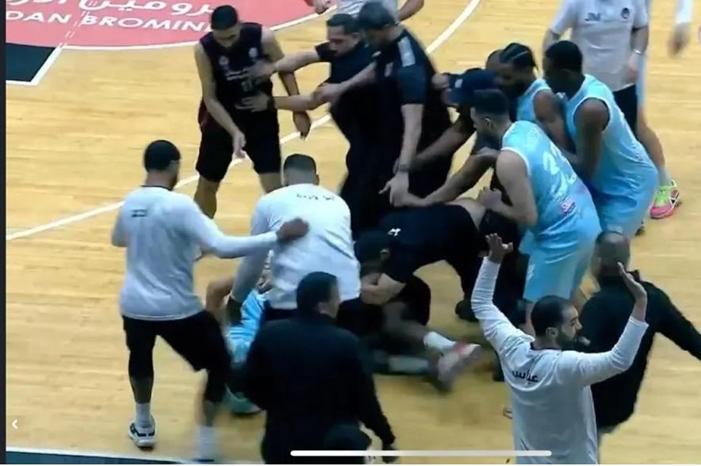 مشاجرة وعراك يوقفان مباراة الفيصلي واتحاد عمّان