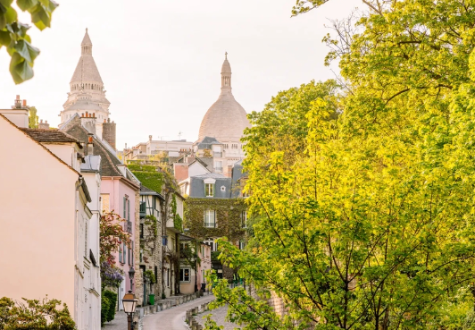 مونمارتر ..  باريس: حي الفن البوهيمي وإرث الإبداع الخالد