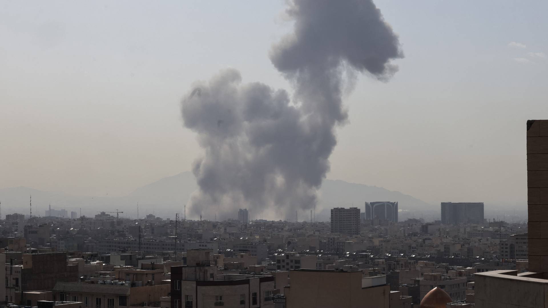 رويترز: دوي 3 انفجارات كبيرة فوق إمارة دبي