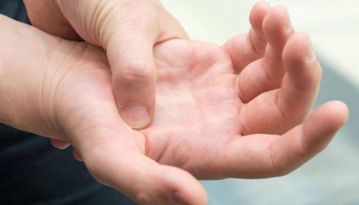 ما هي أسباب تورم الأصابع وكيفية علاجها؟