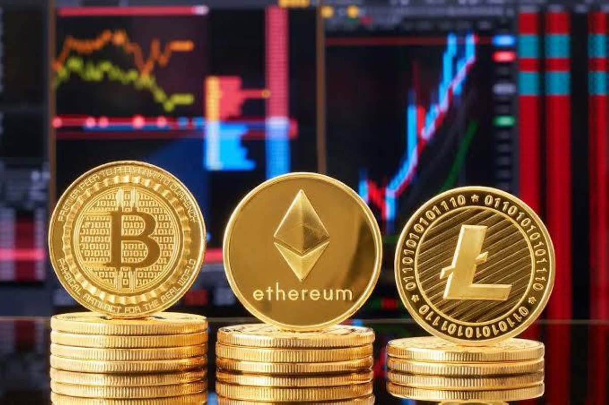 العملات المشفرة ..  بتكوين دون 77 ألفاً ودوجكوين تقود الخسائر