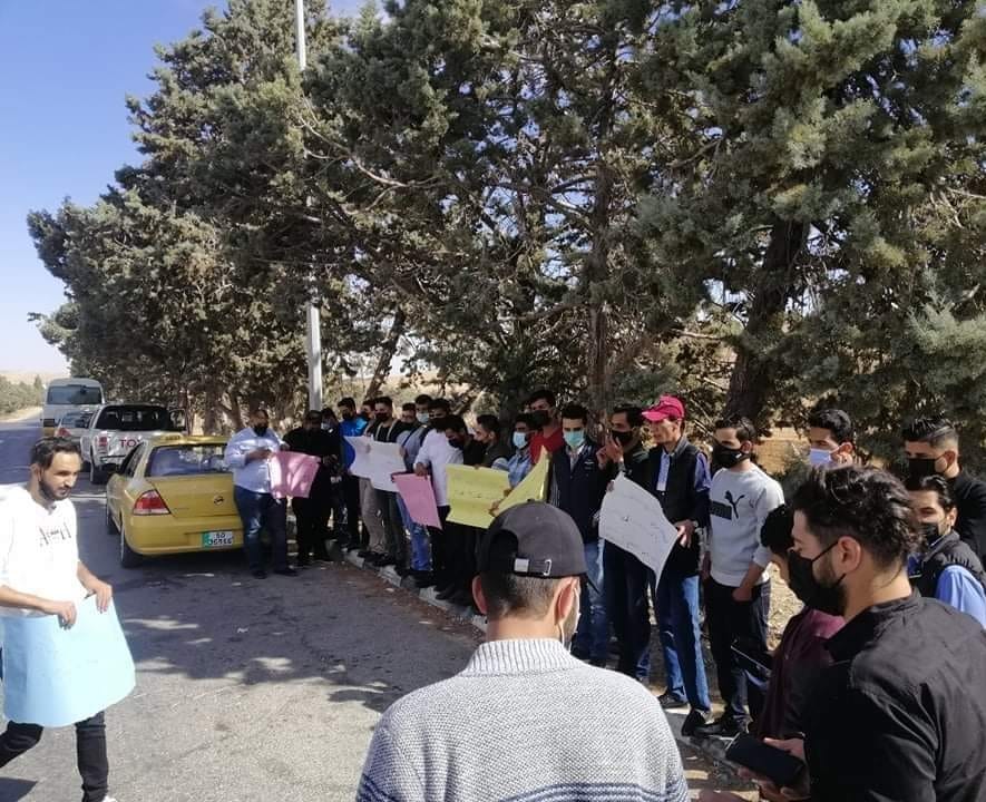 طلاب كلية الشوبك الجامعية يحتجون رفضاً لتحويل دراستهم عن بعد
