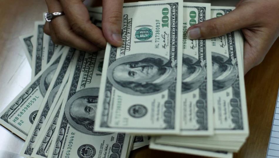 الدولار يتراجع مع انخفاض عوائد السندات الخزانة الأميركية