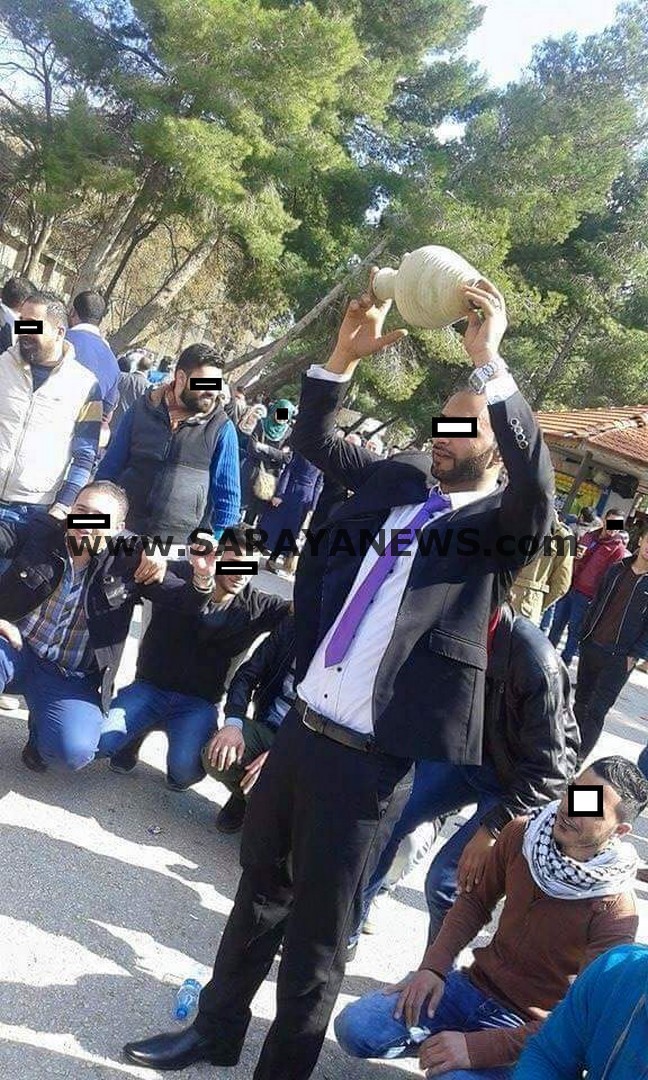 طالب يكسر "جرة" بعد تخرجه من اليرموك  ..  صورة 