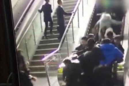 بالفيديو  .. سلم متحرك يعكس إتجاهه فجأة محدثا كارثة بالصين!
