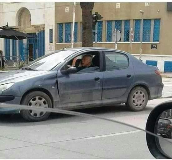 صورة تظهر الرئيس التونسي الجديد داخل مركبته في أحد شوارع تونس