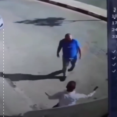 بالفيديو ..  سقوط عن الدراجة ينتهي بتحية ودية