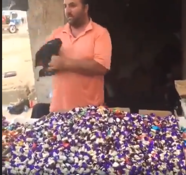 فيديو متداول لبائع حلوى يروج لبضاعته بطريقة فنية!