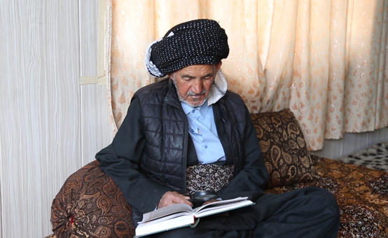 مسن عراقي يتعلم القراءة في عمر الـ 83