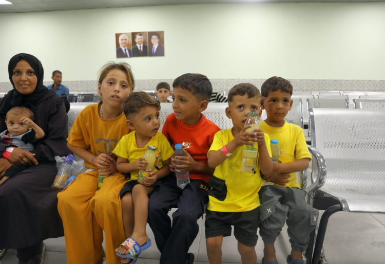 القوات المسلحة تقوم بإجلاء دفعة جديدة من أطفال غزة المرضى للعلاج في الأردن