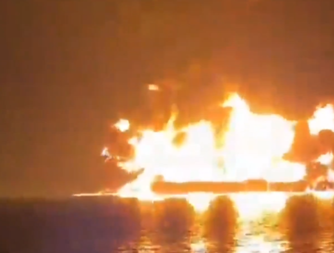 لحظة استهداف ناقلة نفط وتدميرها في مضيق هرمز - فيديو