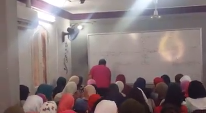 بالفيديو  ..  استاذ يشرح درس للطالبات بإيحاءات جنسية :  انواع البنات “بنت مدلعة وبنت عادية وبنت شاذة”