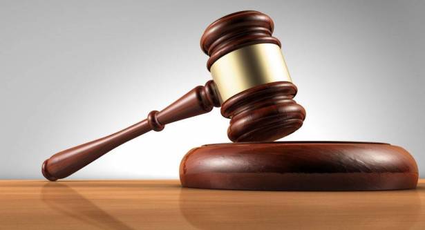بالفيديو ..  إطلاق النار على متهم حاول قتل شاهد داخل المحكمة