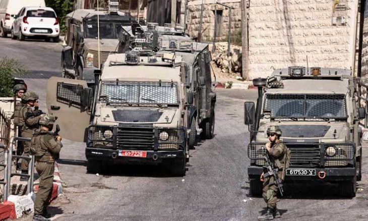 الضفة ..  جيش الاحتلال يعتقل 8 فلسطينيين ويحتجز العشرات وسط ضرب وتنكيل 