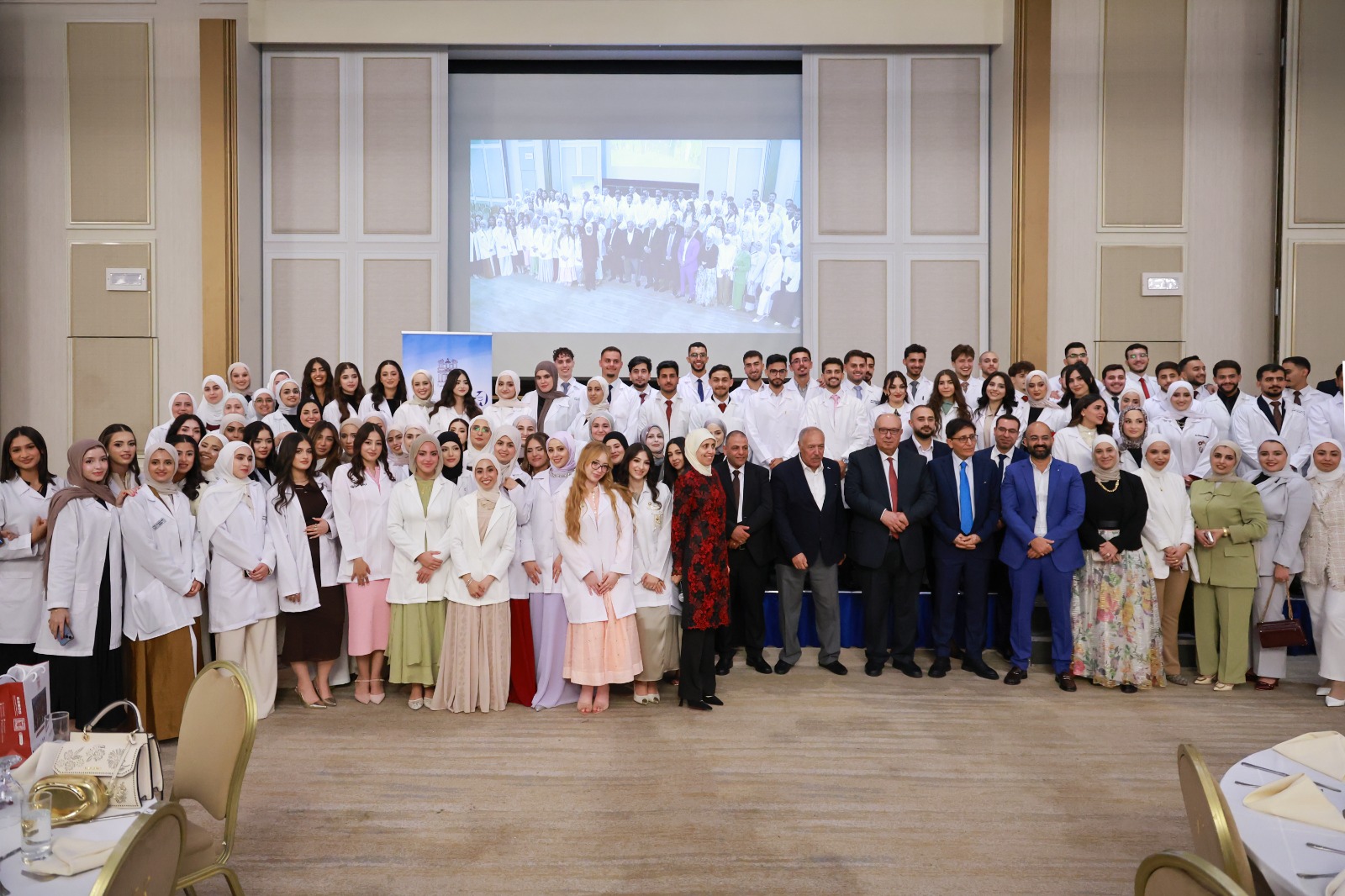 طلبة كلية طب الأسنان بجامعة البترا يؤدون قسم المهنة إيذانًا ببدء التدريب الإكلينيكي