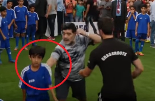 بالفيديو ..  طفل إماراتي يسقط مارادونا ارضاً اثناء محاولته قطع الكرة.
