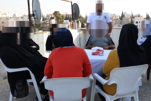 بالفيديو ..  قصة غريبة لعائلات فقيرة اردنية وعراقية وسورية يسكنون بعمارة واحدة في عمان