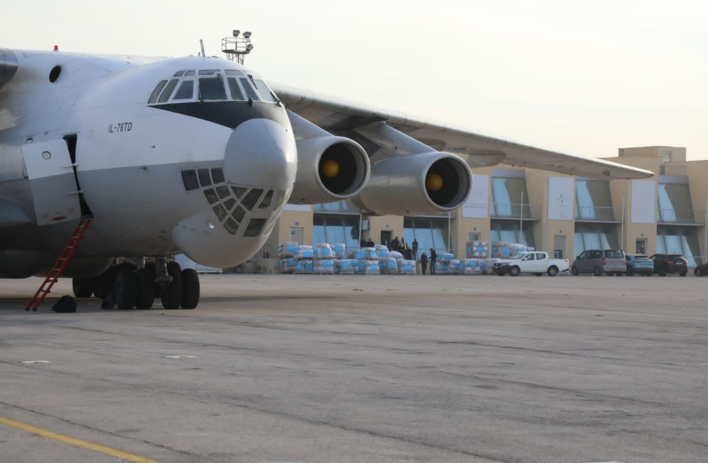 القوات المسلحة ترسل طائرة مساعدات طبية إلى غزة - صور 