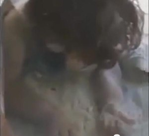 فيديو مؤثر لطفلة سورية تناجي ربها من تحت الأنقاض "ياربي  .. لا إله إلا الله"