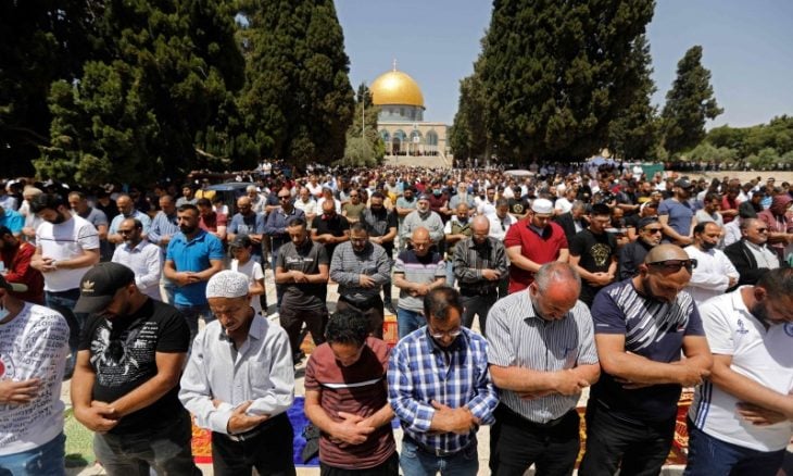 70 ألفا يؤدون صلاة الجمعة في الأقصى