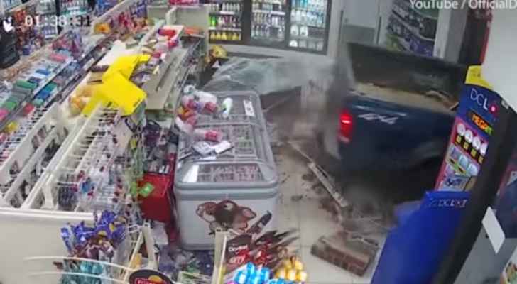 بالفيديو :سرقة صراف آلي بطريقة هوليوودية واستعانا بشاحنة 