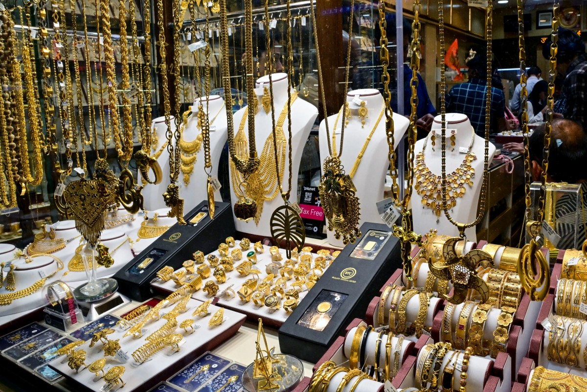 الذهب يهبط بأكثر من 4% بفعل صعود الدولار