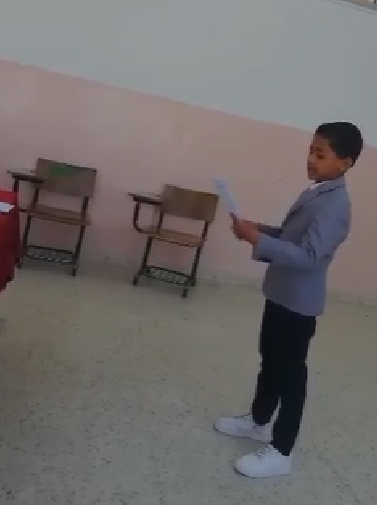 الطالب سراج بني خالد يلقي شعرًا عن مخاطر المخدرات بطريقة مؤثرة ..  فيديو  
