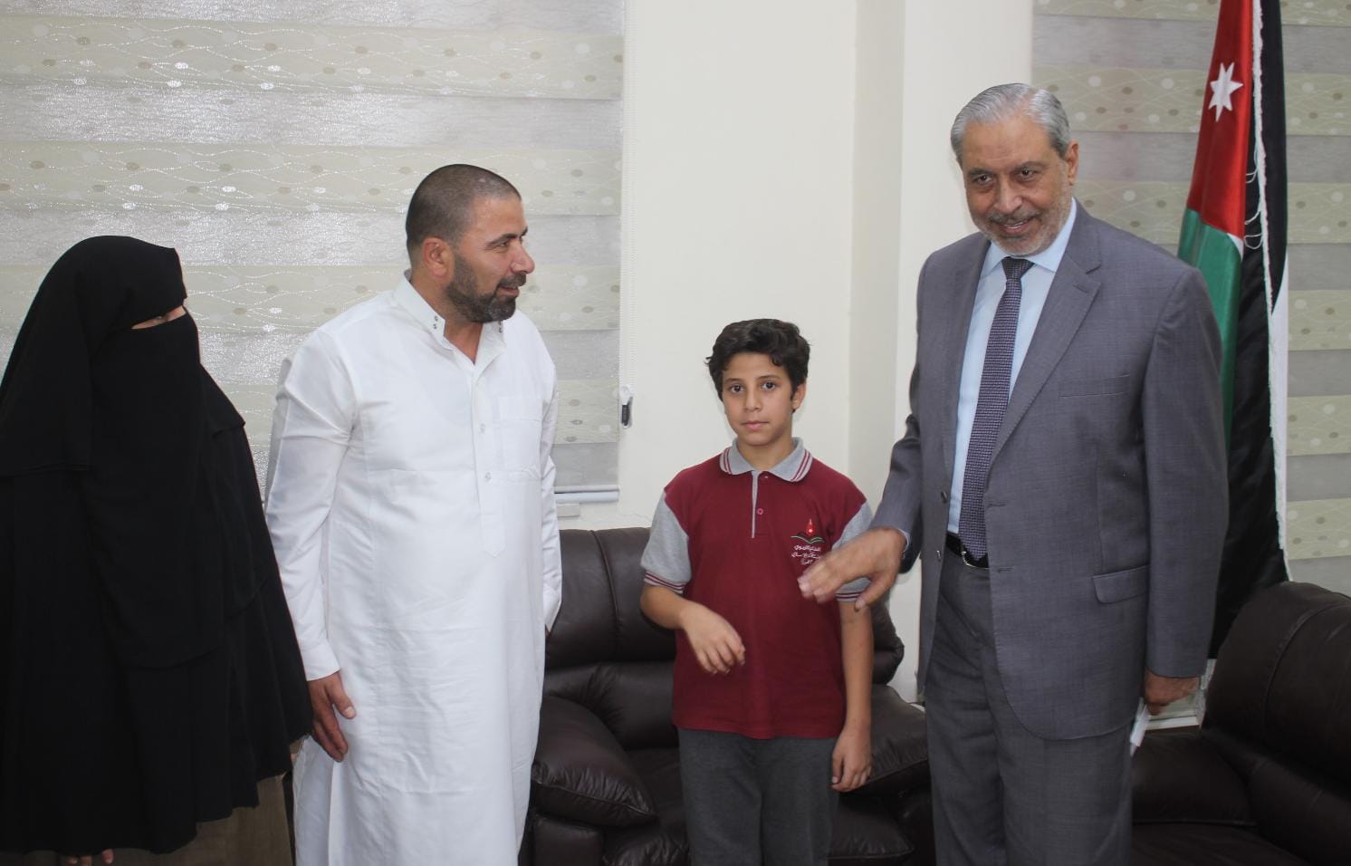 الدهيسات يكرم الفائز بالمركز الأول في حفظ القرآن الكريم 