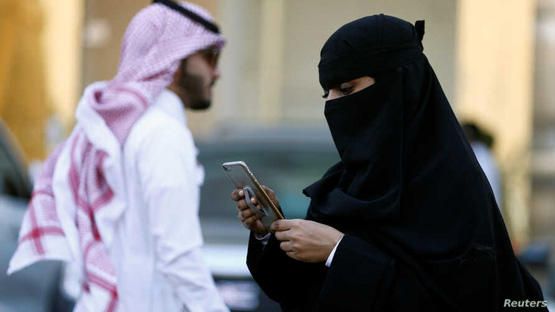 سعودية تنسخ محادثات واتساب زوجها