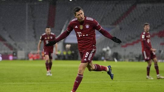 ليفاندوفسكي يبدأ العام الجديد 2022 بتسجيل هدف بطعم العلقم ..  فيديو