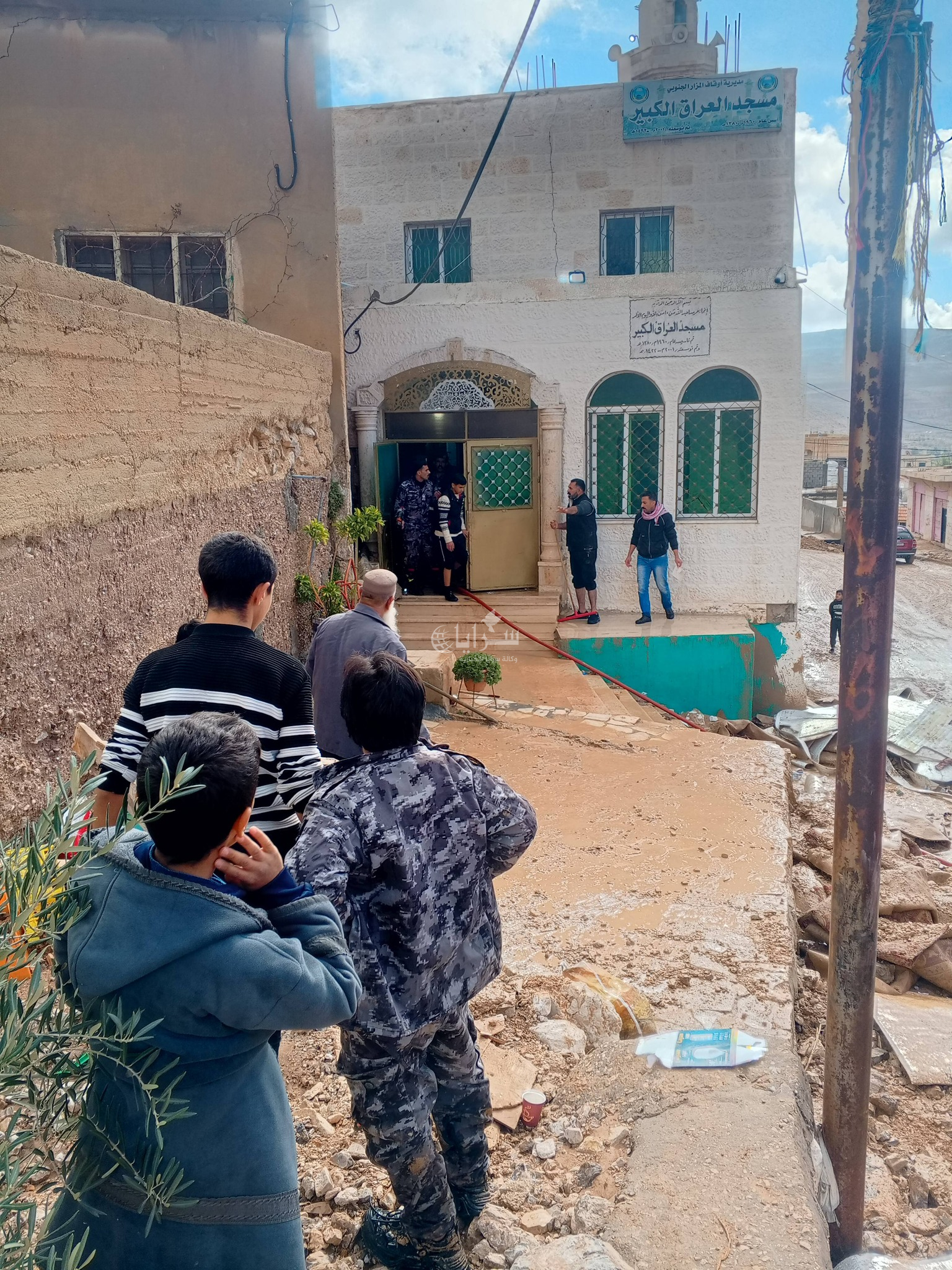 بالصور  ..  صيانة وفرش مسجد العراق الكبير في الكرك بعد تعرضه للغرق خلال المنخفض الأخير