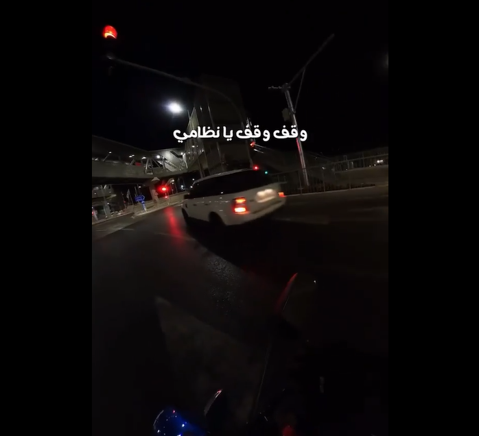 شاهد سائق سيارة "رينج" يقطع إشارة حمراء في عمان ويسخر بمن توقف "وقف وقف يا نظامي"