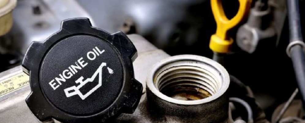مؤشرات انخفاض ضغط الزيت وتأثيرها على محرك السيارة