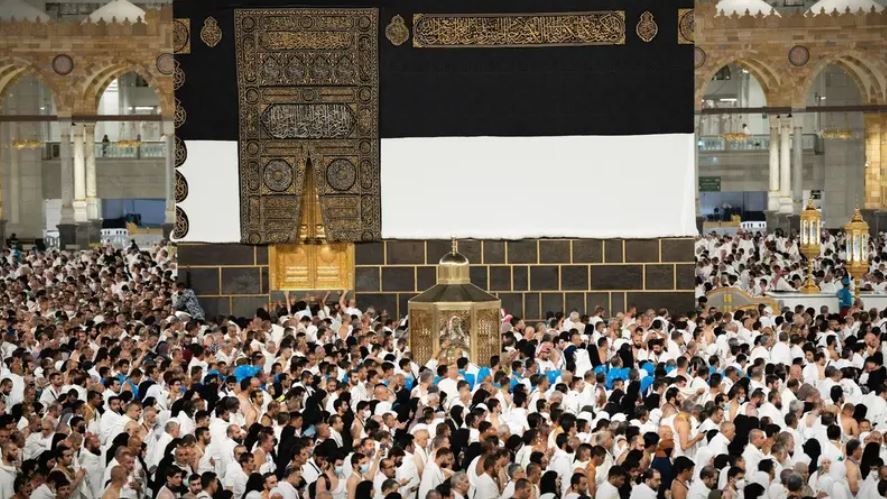 في أول أيام عيد الأضحى ..  الحجاج يؤدون “طواف الإفاضة”