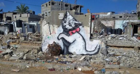 سياج لحماية لوحة الفنان بانكسي في غزة