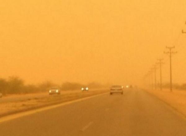 قطع للسير على الطريق الصحراوي ( ضبعه - القطرانة ) بسبب الغبار وتحذيرات أمنية مع دخول المنخفض الجوي