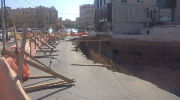 انهيار شارع رئيس بين منطقتي الدوار السابع والثامن خلال اعمال انشائية لنائب  .. والامانة توضح لسرايا 