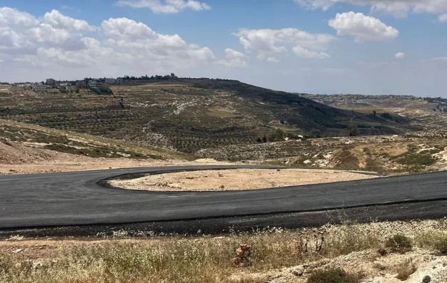 ارض في ناعور بإطلالة غربية مميزة