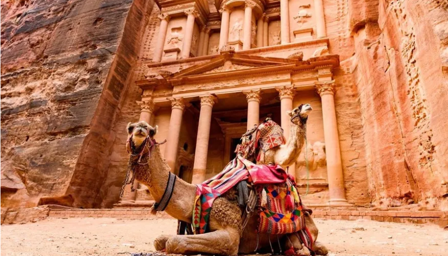 العثور على مقتنيات بـ 100 ألف دينار فقدت من سياح وزوار في البترا خلال العيد