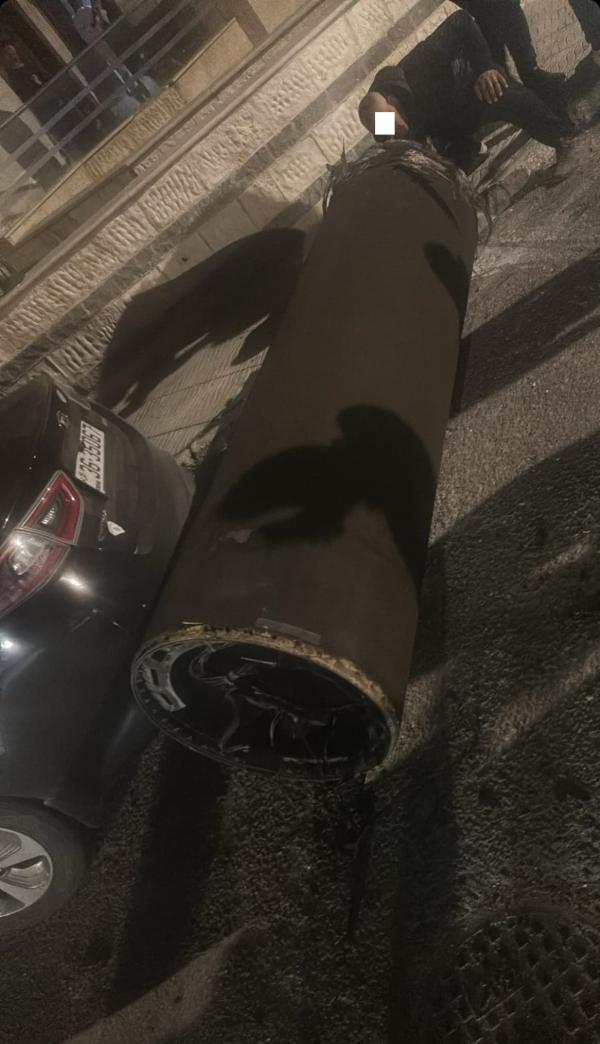 أردني يتفقد صاروخا سقط في مرج الحمام