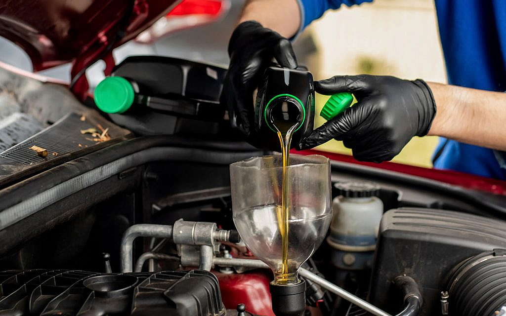 أبرز أضرار زيادة كمية زيت المحرك في السيارة