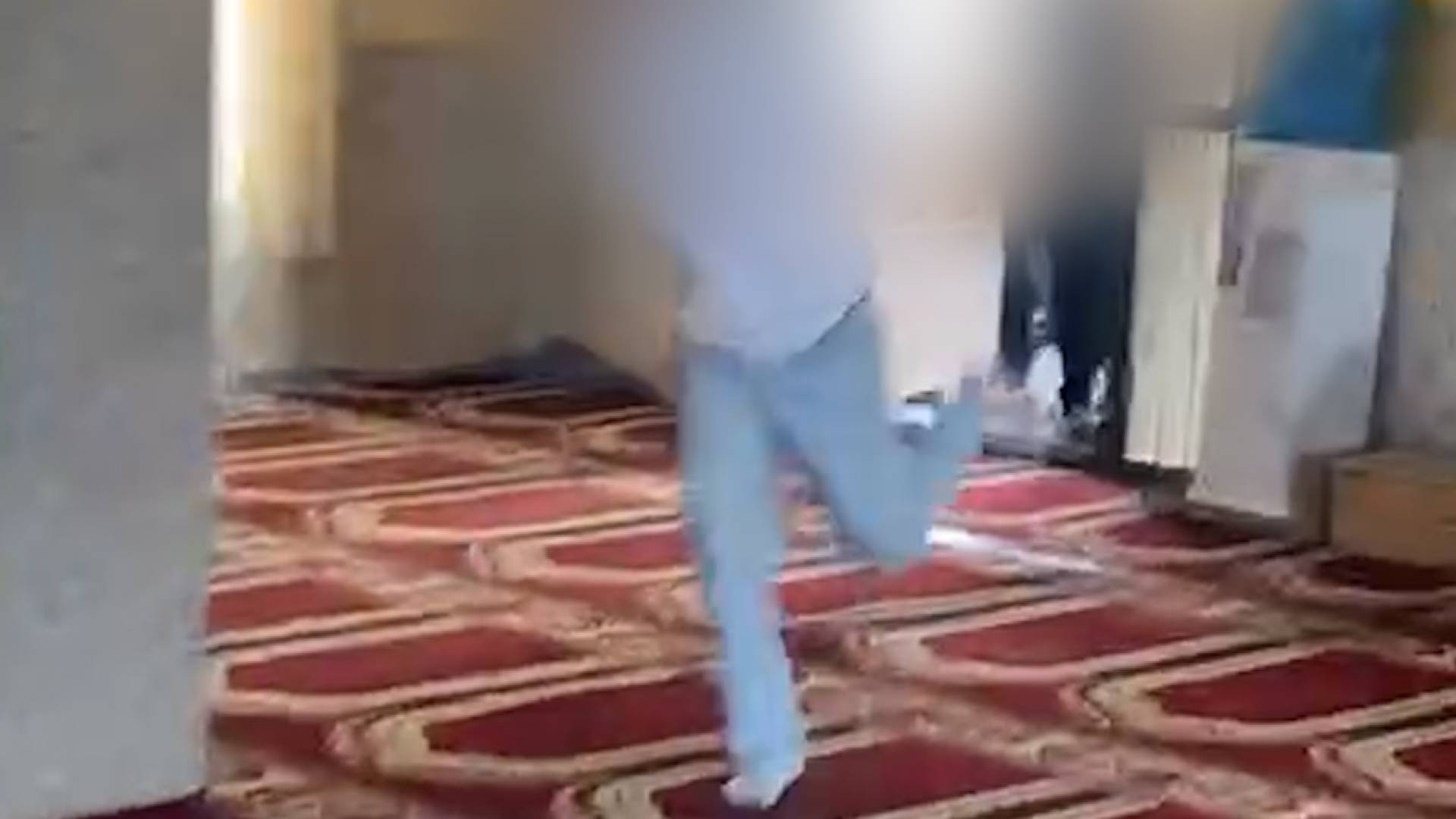  إخلاء سبيل الشبان الذين انتهكوا حرمة المسجد في إربد ..  والأوقاف تكتفي بالتقويم والتوعية 